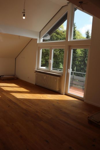 Wohnzimmer mit hohem Kniestock