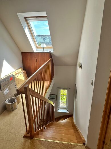 Ruhiges, sonniges & energieeffizientes Einfamilienhaus direkt „hinter’m Deich“ nahe Büsum – Treppe abwärts