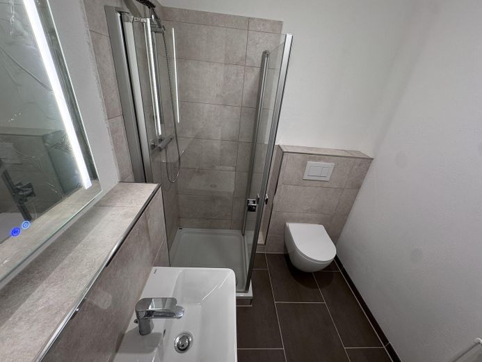 Lichtdurchflutete 2,5-Zimmer-Maisonette, Terrasse und Garten – frisch renoviert & sofort beziehbar – Neues Duschbad im OG