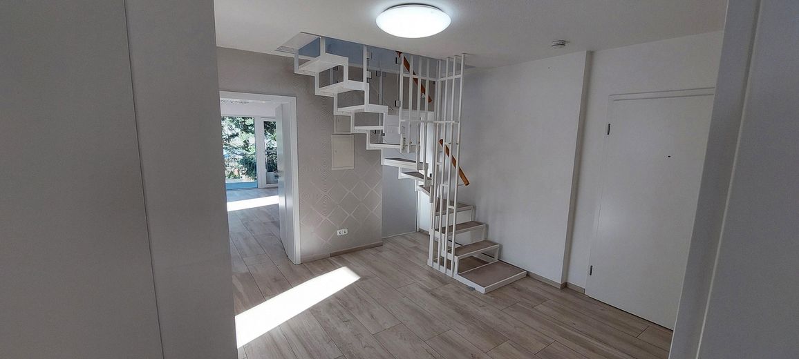 Diele mit Treppe Dachboden