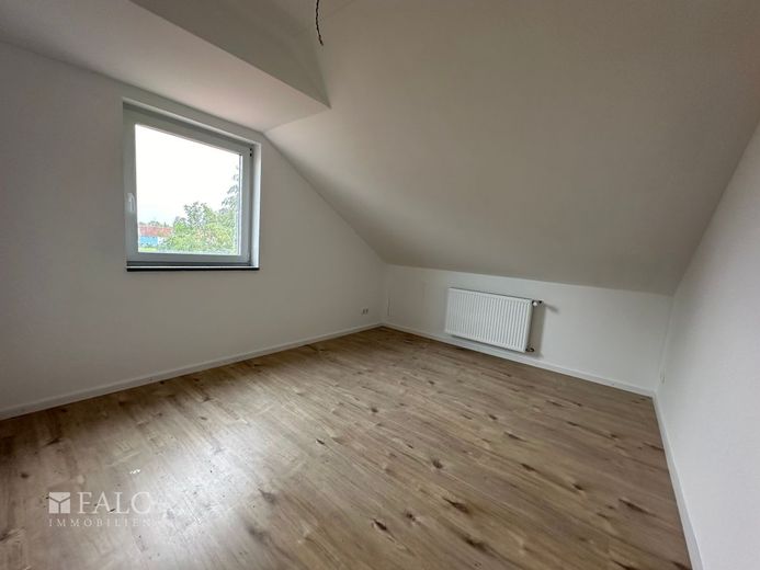 Wohn- und Bürogebäude mit Ausbaupotenzial – DG Apartment