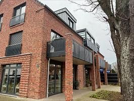 Modernes Wohnen in begehrter Lage von Hüde am Dümmer See – neuwertige Dachgeschosswohnung – Vorderansicht 