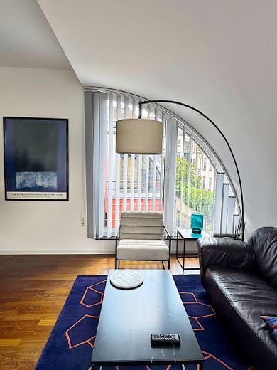 Penthouse exclusif dans le quartier belge – Un logement meublé avec style, calme et lumière – Wohnzimmer