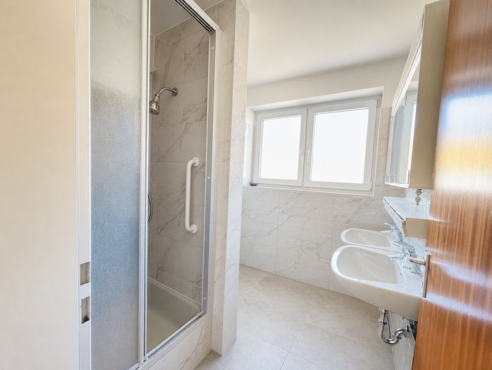 Erstbezug nach Kernsanierung - Moderne 4-Zimmer Wohnung am Fuße des Honbergs – Badezimmer