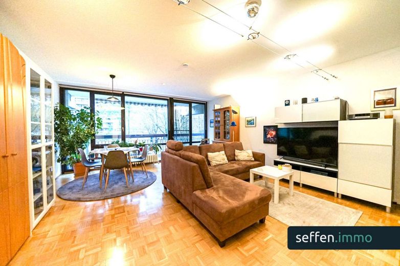 Außergewöhnlich und stilvoll! 4-Zimmer-Wohnung mit 2 Balkonen und Tiefgarage in Köln-Weiden – Bild 3