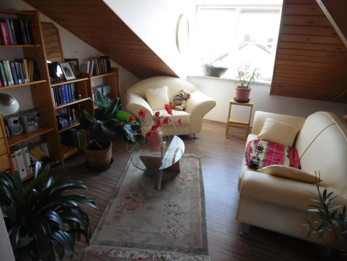 Spaziosa casa a schiera di testa, ammodernata con materiali di alta qualità, parzialmente arredata – Atelier DG