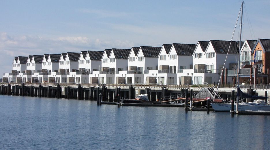 Häuserzeile vom Hafenbecken