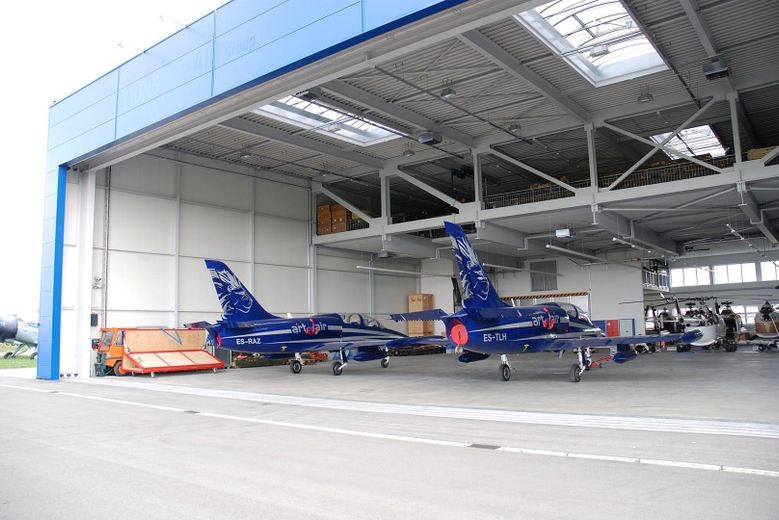 Exklusiver Hangar mit Flugfeldzugang – Werkstatt, Büro & Vorfeld | Neuhausen ob Eck – Hangar Alpha
