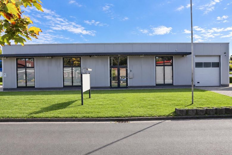 Halle commerciale de 352 m² à Zetel avec bureaux, entrepôt, espace d’exposition et production – Photo 3