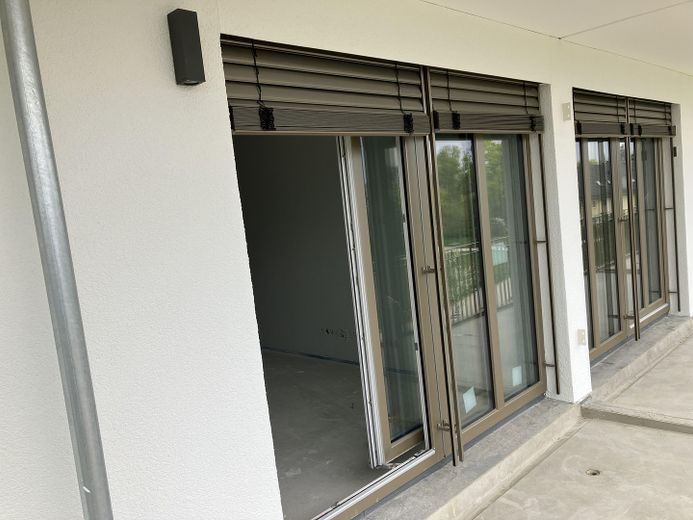 Neubau 2-Zi-WHG in Feldmoching möbliert und mit Balkon, Erstbezug – Schiebetür zum Balkon