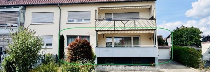Solide Erdgeschosswohnung mit großzügigem Wohnbereich, zwei Balkonen und einer Garage