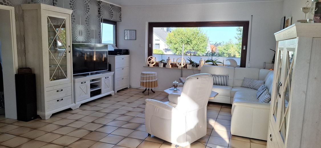 Zweifamilienhaus plus Appartement - Provisionsfrei – Wohnzimmer Erdgeschoss