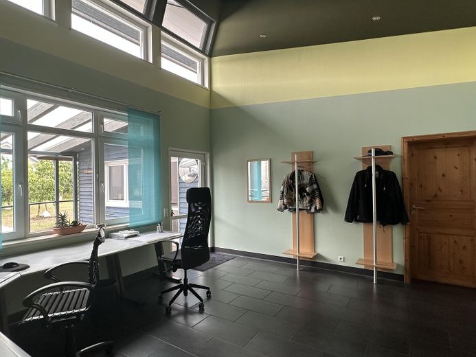 Immobile commerciale 2 capannoni 300 + 450 m² casa unifamiliare 188 m² – Büro