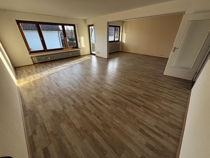 gemütliche 3,5-Zimmer-Wohnung mit Südbalkon in Neu-Ulm (Pfuhl) zu vermieten – Wohnzimmer