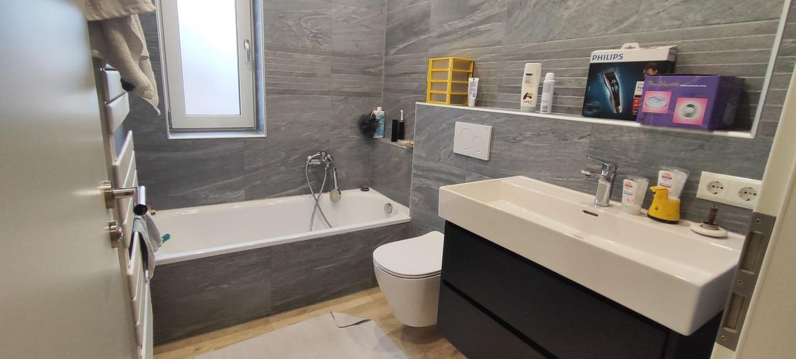 Bad 1 mit Badewanne