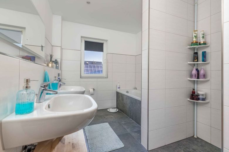 Stadtvilla in Berlin-Rudow - Zeitlos, durchdacht und sofort bezugsfertig – Modernes Badezimmer mit Wanne und Dusche
