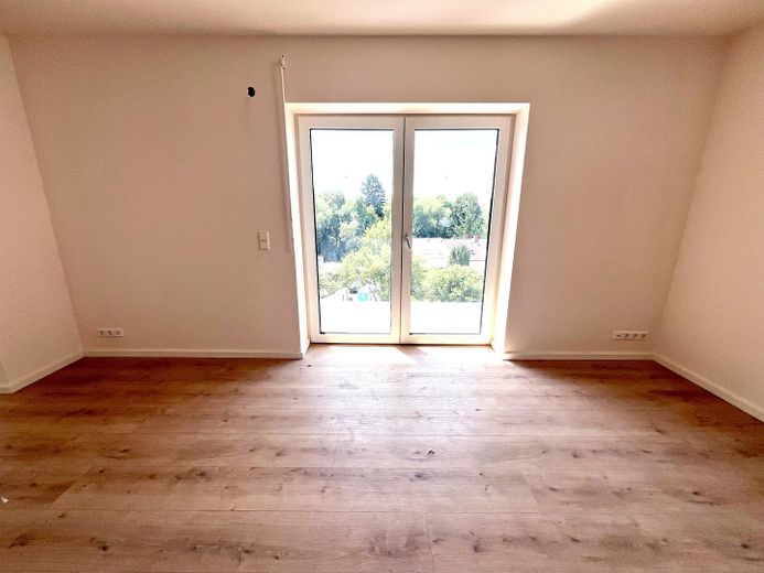 Erstbezug Möhringen: Stilvolle 3,5-Zi.-Etagenwohnung mit Kamin, Balkon & Garten – Wohnzimmer mit Süd-Balkon