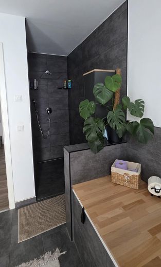 Piso muy moderno y luminoso con balcón y cocina amueblada en Troisdorf, Müllekoven – Vollbad