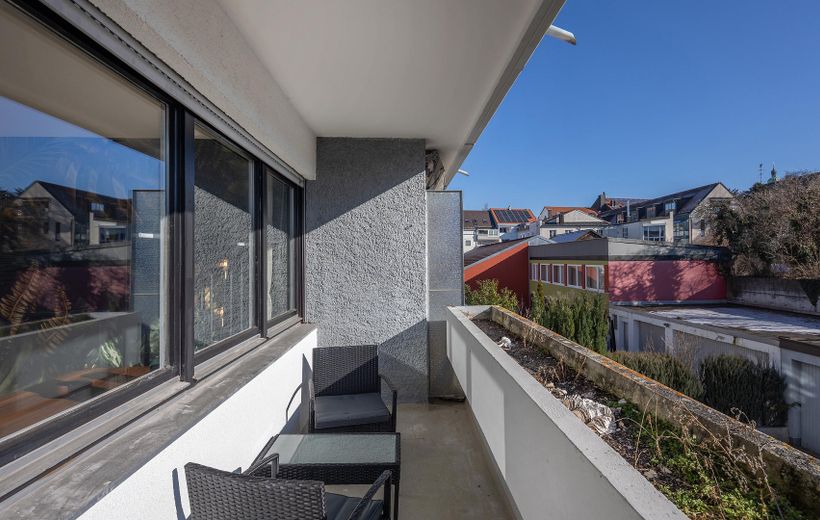 Wunderschöne City Wohnung im Zentrum von Dachau mit Blick auf den Schlosspark! Vollständig möbliert. – Balkon 
