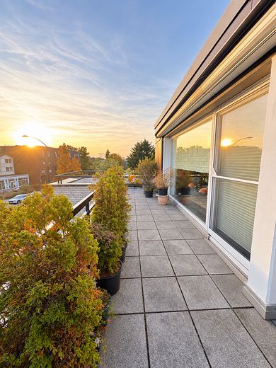 Ático inundado de luz con generosa terraza en la azotea – Dachterrasse