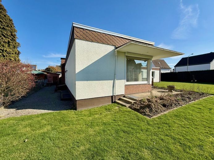 Fröndenberg-Westick: Flachdach-Bungalow mit Gartenoase als perfekter Rückzugsort! – Hausansicht und Garten