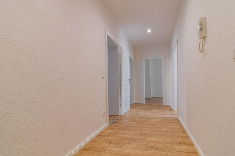 Frei & neu modernisiert - energieeffizienter Wohntraum mit Wellness-Bad & Balkon in Top-Lage – Flur