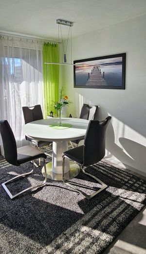 Zentrumsnahe, hochwertige, helle und ruhige 2 Zimmer Penthouse - Wohnung mit Aufzug – Essplatz im Wohnzimmer