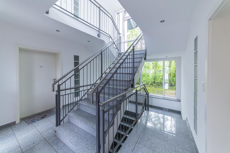 Großzügige Gartenwohnung - von privat – Treppenhaus