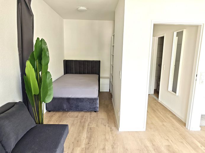 Disponibile da subito: appartamento ristrutturato e arredato di 1 locale con balcone in una posizione privilegiata di Mannheim – Schlafbereich
