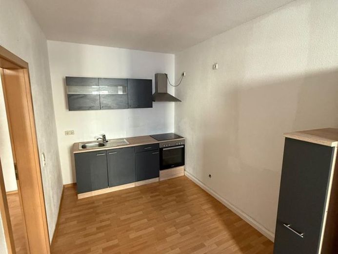 Großzügige Hinterhaus 2-Zimmer mit Laminat, EBK und Wannenbad in uninaher Lage! – Foto 1