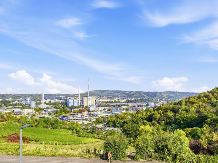 4 Zi. Wohnung, 2 Garagen + 2 Stellplätze – Ausblick