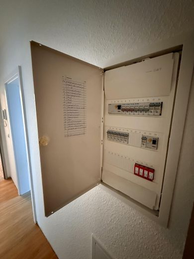 Современная 4-комнатная квартира с террасой и садом — полностью отремонтирована, расположена в тихом месте – Beispiel_Sicherungsschrank