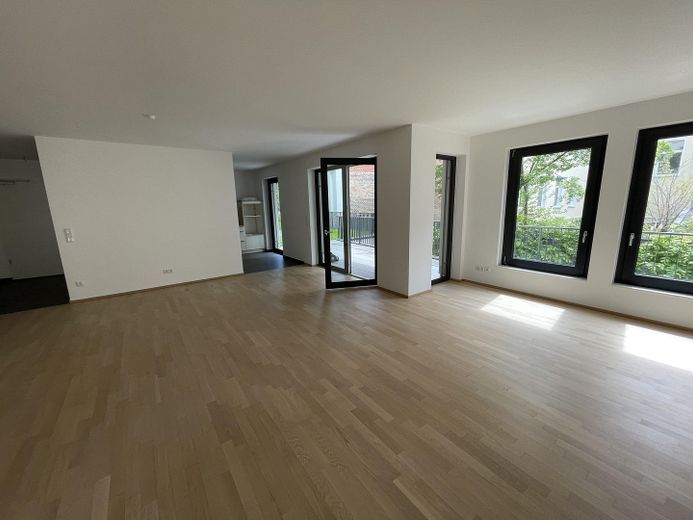 Schöne und großzügige 3-Zimmer Wohnung im Neubau mit TG, Süd Balkon – Wohnzimmer