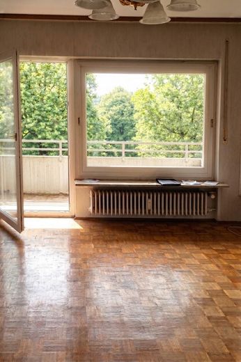 شقة سكنية شاغرة من 3-4 غرف، بحاجة إلى التجديد، مع 3 شرفات ومصعد – Wohnzimmer