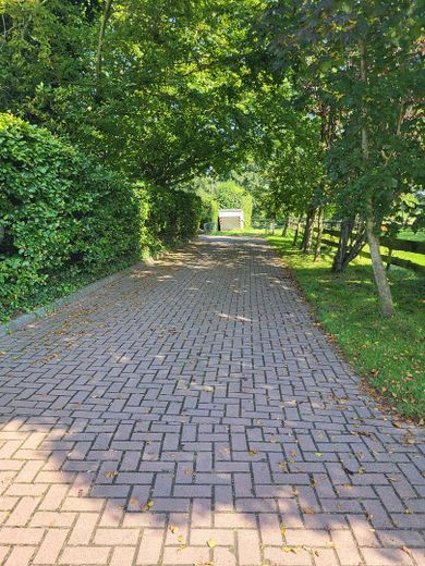Exclusive detached house near Norddeich with pool, sauna, horse keeping – Private Einfahrt zum Haus