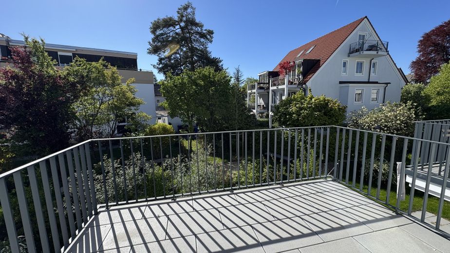 NEUWERTIGE VILLENWOHNUNG | SÜD/WEST | 2 BALKONE | GRÜNBLICK | EBK + MAẞ-EINBAUTEN + SMART HOME – Blick vom Westbalkon im Sommer