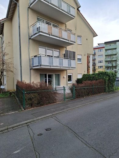 Peaceful living in Aschaffenburg-Schweinheim – well-maintained 2-room apartment with terrace & underground parking – Blick auf Wohnung
