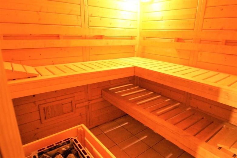 CITYHOUSE: Freistehendes Einfamilienhaus mit großem Grundstück, Kamin, Doppel- und Einzelgarage – Große Sauna