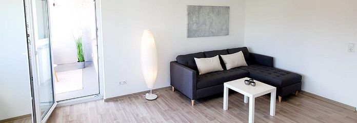 Wohnzimmer mit Balkonzugang