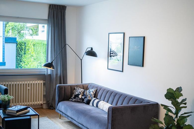 Erstbezug: hochwertige & energetische Sanierung – 3-Zimmer-Wohnung mit Garten, Bonn-Ippendorf – Wohnzimmer mit Garten-Blick