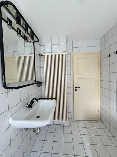 Apartamento de 2 habitaciones recién renovado con balcón y cocina equipada en Koblenz-Horchheim – Bad