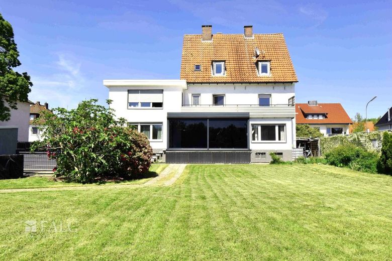 Reserviert! Modernisiertes Dreifamilienhaus mit großem Grundstück und Wintergarten – Außenansicht