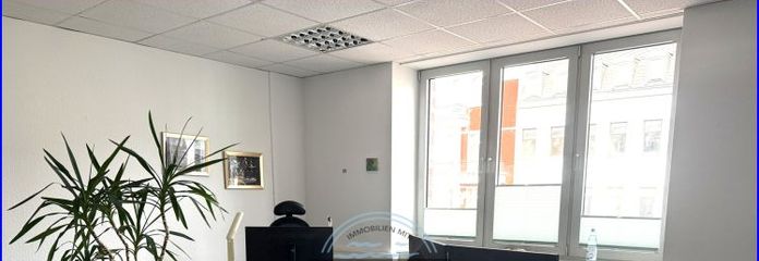 Bureau paysager représentatif à louer dans un emplacement privilégié au centre-ville. Possibilités de stationnement disponibles