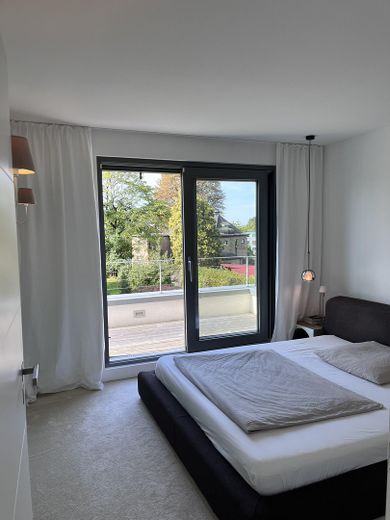بدون عمولة: منزل علوي بتصميم مستوحى من الطبيعة – سكن استثنائي في قلب بنسبرغ – Schlafzimmer mit Bad en suite