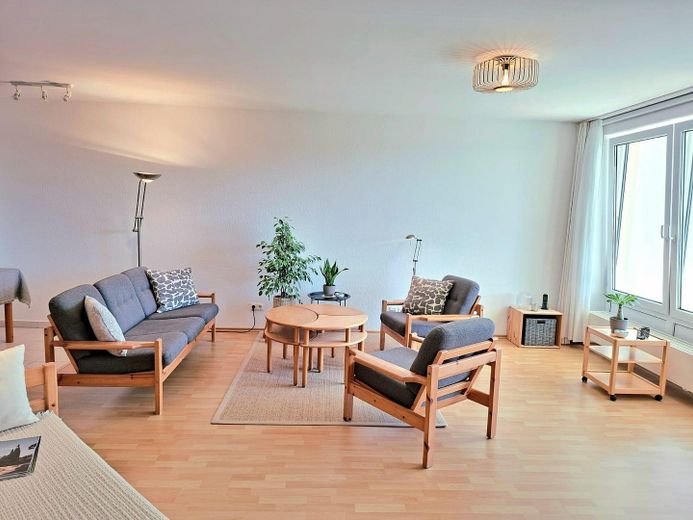KURPARK-RESIDENZ Appartement en copropriété de 2 pièces, piscine/jacuzzi/sauna inclus dans les charges de copropriété, pompe à chaleur ! 1 place de parking en garage souterrain – Wohnbereich - Lieblingsplätze