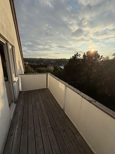 Moderne 3-Zimmer-Maisonette mit 3 Balkonen, Garage & Panoramablick über Würzburg – Foto 4