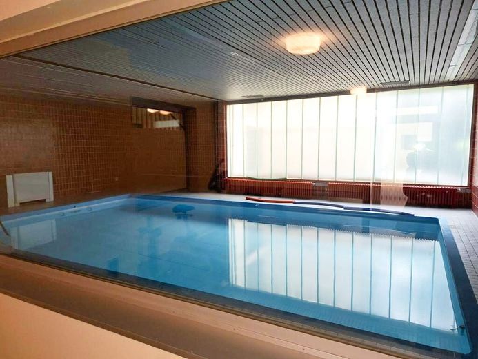 CITYHOUSE: Gepflegte 2 Zimmer Wohnung mit großem Balkon, Keller und TG Stellplatz in zentraler Lage – Schwimmbad Gemeinschaft