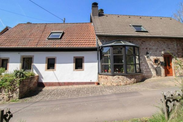 Vulkaneifel’de Sevgiyle Yenilenmiş Çiftlik Evi