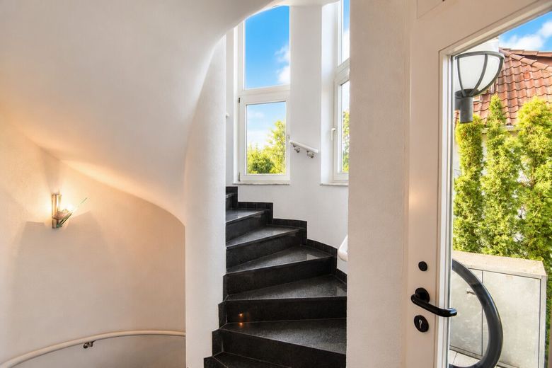 Elegante 3 - 4 Zi Maisonette mit Galerie mitten in Königstein – Treppenhaus