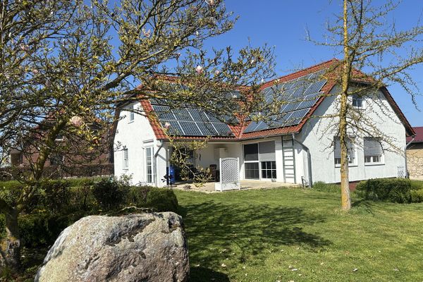 Einfamilienhaus auf großem Grundstück
